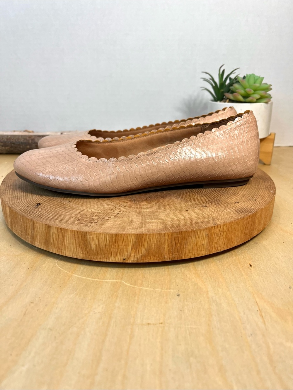 Vionic Julieta Tan Scalloped Leather Ballet Flats Size 8 - Picture 4 of 12